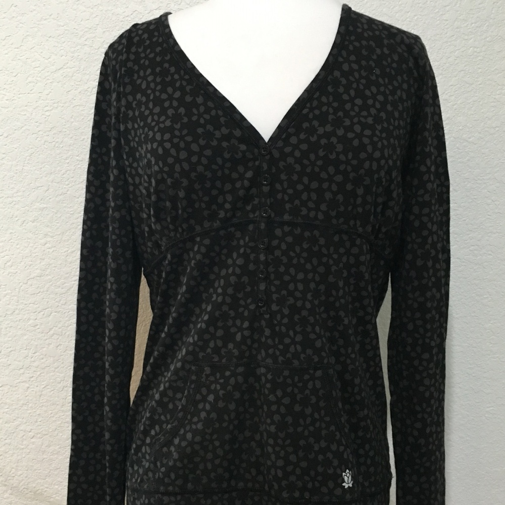 Mind Body Soul Women's Pullover Shirt Size Medium Kangaroo Pocket Black Floral